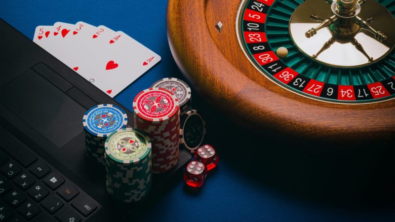 Bluff là gì trong poker hiện đại 2025