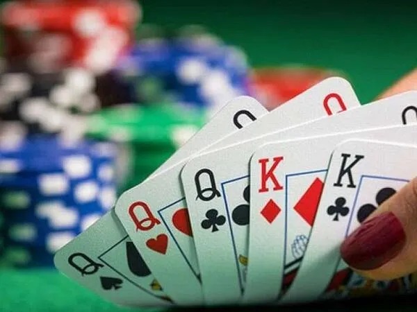 Bốn đôi thông chặt được gì trong tiến lên?